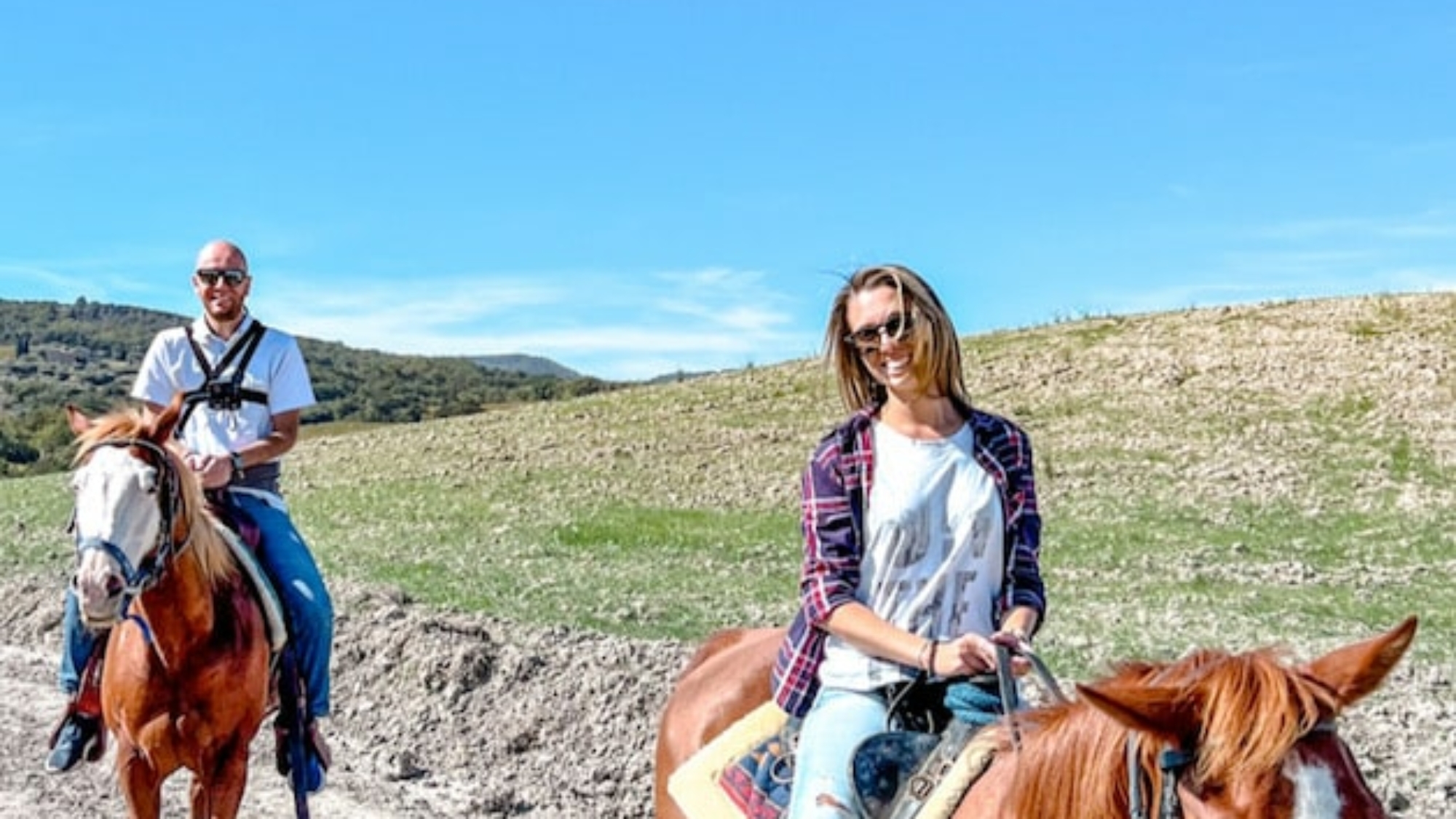 Esplora la magia delle colline senesi in sella al tuo fedele compagno a quattro zampe. Una connessione unica tra il cavallo e la bellezza senza tempo della Toscana. I colori caldi del tramonto abbracciano questa esperienza indimenticabile, catturando l'essenza di un viaggio tra natura, storia e avventura.