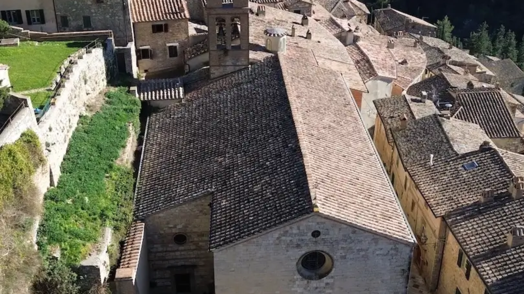 Panorama di Cetona, borgo medievale in Toscana, con il Monte Cetona sullo sfondo