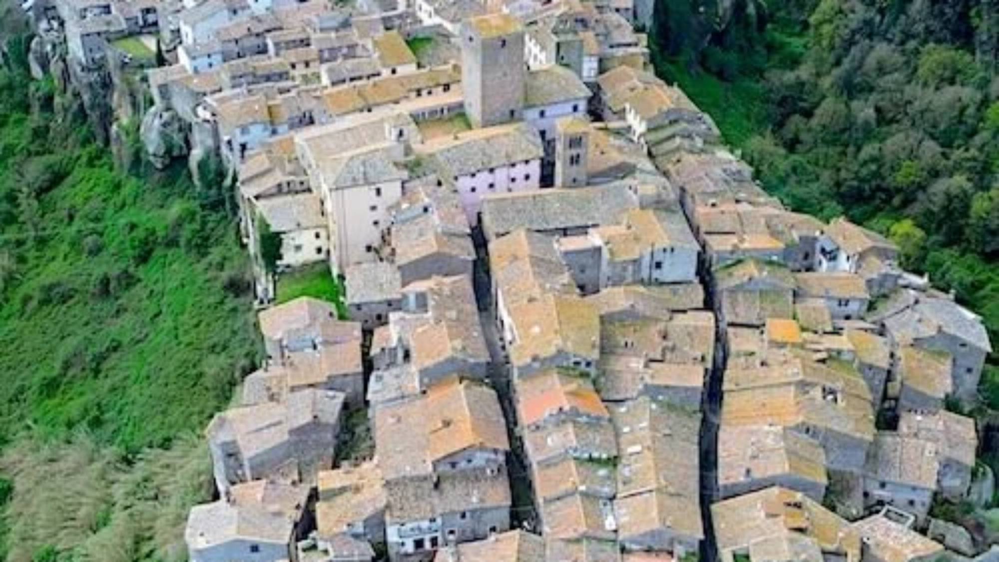 Vista aerea mozzafiato del borgo medievale di Vitorchiano, Lazio.