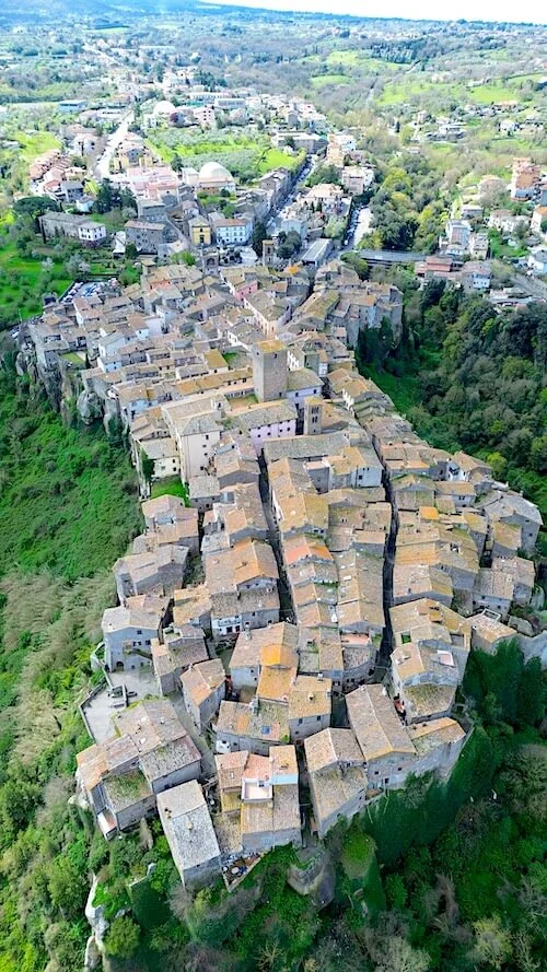 Vista aerea mozzafiato del borgo medievale di Vitorchiano, Lazio.