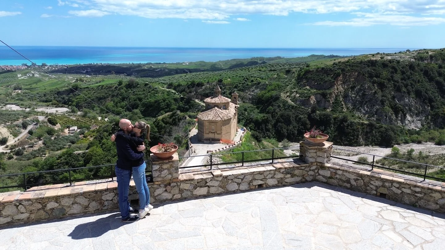 Noi in visita al borgo Badolato Calabria con la Chiesa dell'Immacolata e il mare sullo sfondo.