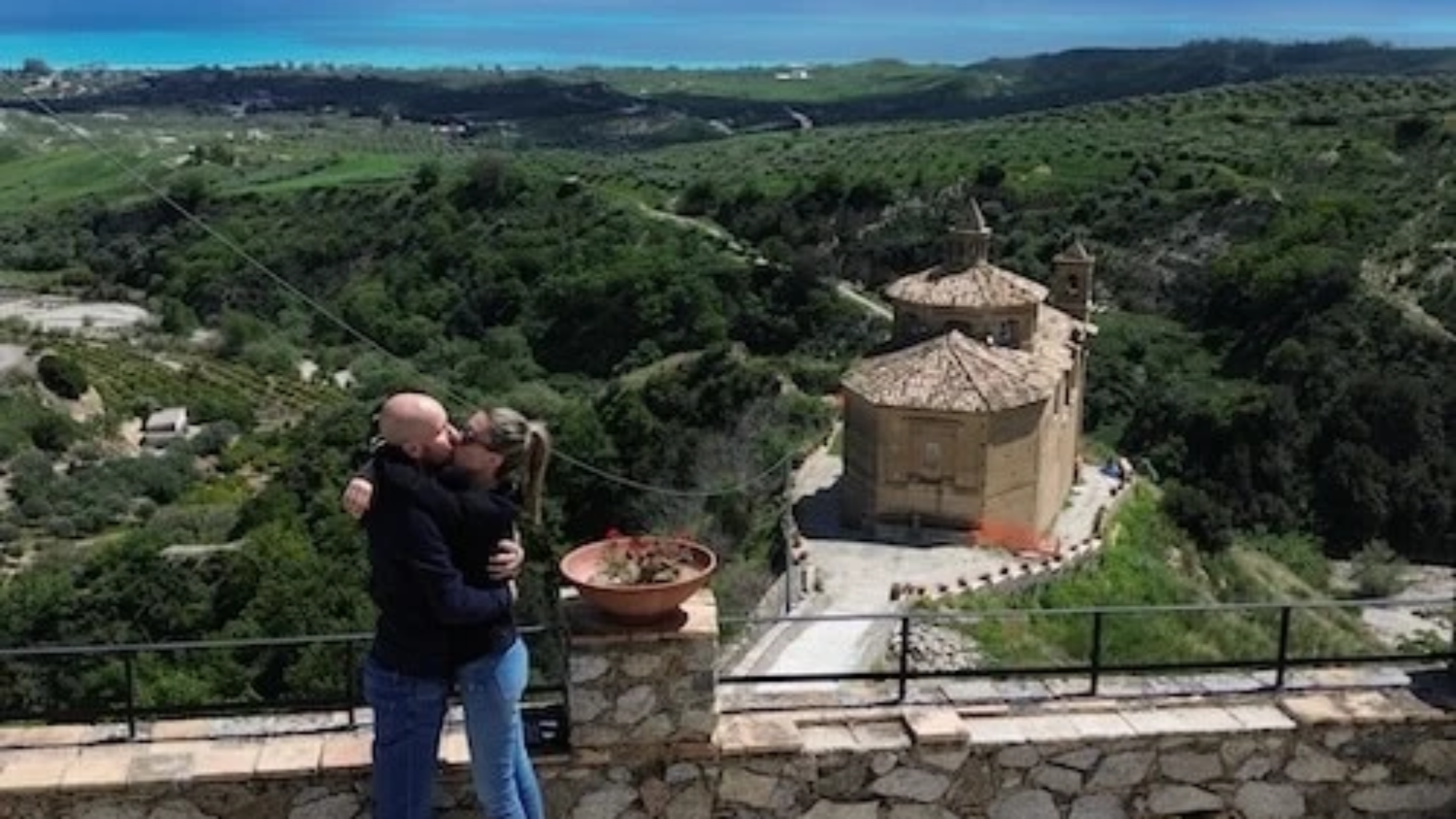 Noi in visita al borgo Badolato Calabria con la Chiesa dell'Immacolata e il mare sullo sfondo.