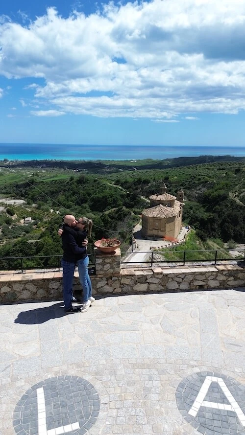 Noi in visita al borgo Badolato Calabria con la Chiesa dell'Immacolata e il mare sullo sfondo.